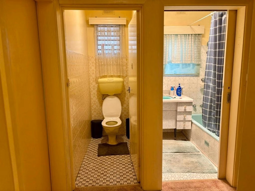 Exterior?w=400&h=260&fit=crop&q=40&auto=format&trim=auto