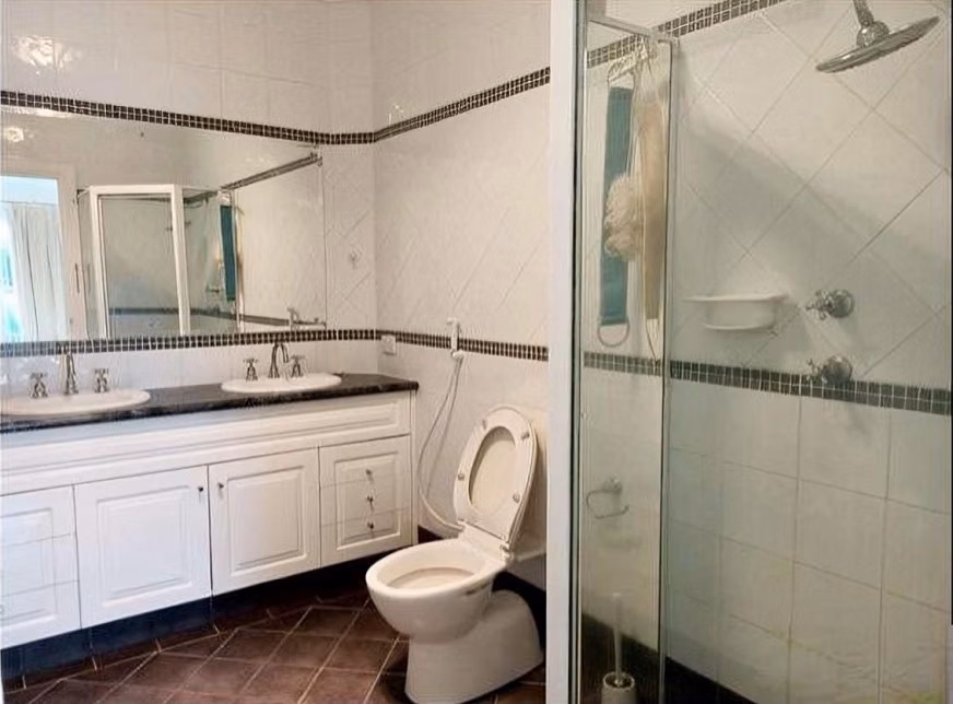 Room 6 - Bathroom?w=400&h=260&fit=crop&q=40&auto=format&trim=auto