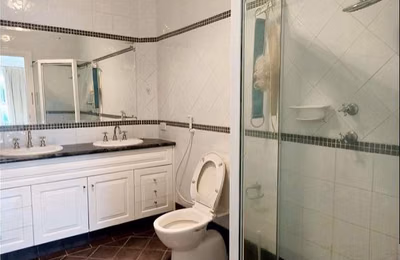 Room 6 - Bathroom?w=400&h=260&fit=crop&q=40&auto=format&trim=auto