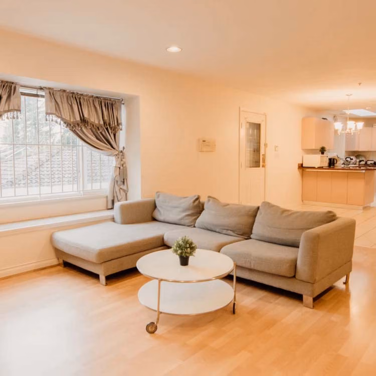 Exterior?w=400&h=260&fit=crop&q=40&auto=format&trim=auto