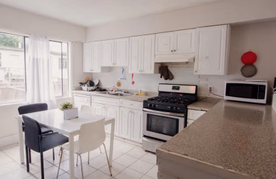 2090 E Pender St, Vancouver - Vancouver, Canada - Kitchen
