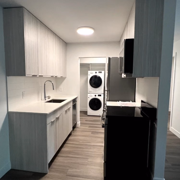 95 E 14th Ave, Vancouver - Vancouver, Canada - Apt 106 - Kitchen