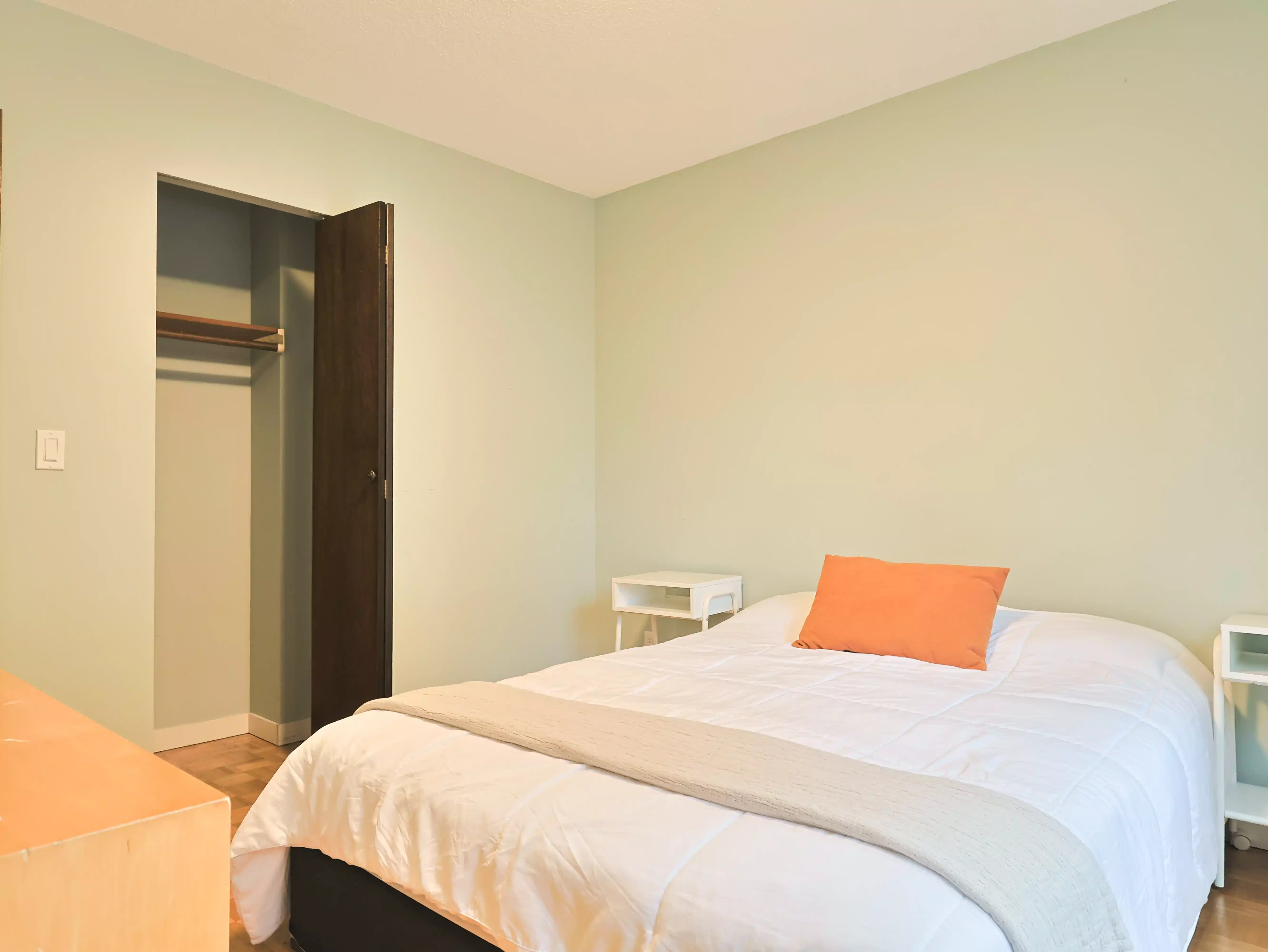 Amenities?w=400&h=260&fit=crop&q=40&auto=format&trim=auto