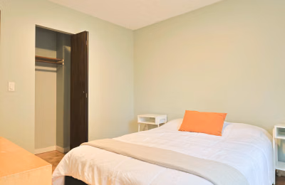 Amenities?w=400&h=260&fit=crop&q=40&auto=format&trim=auto