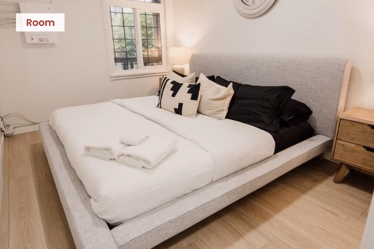 1179 Granville St, Vancouver - Vancouver, Canada - Unit 2 - 1179 Granville Room (1 Bed 1 Bath) - Bedroom