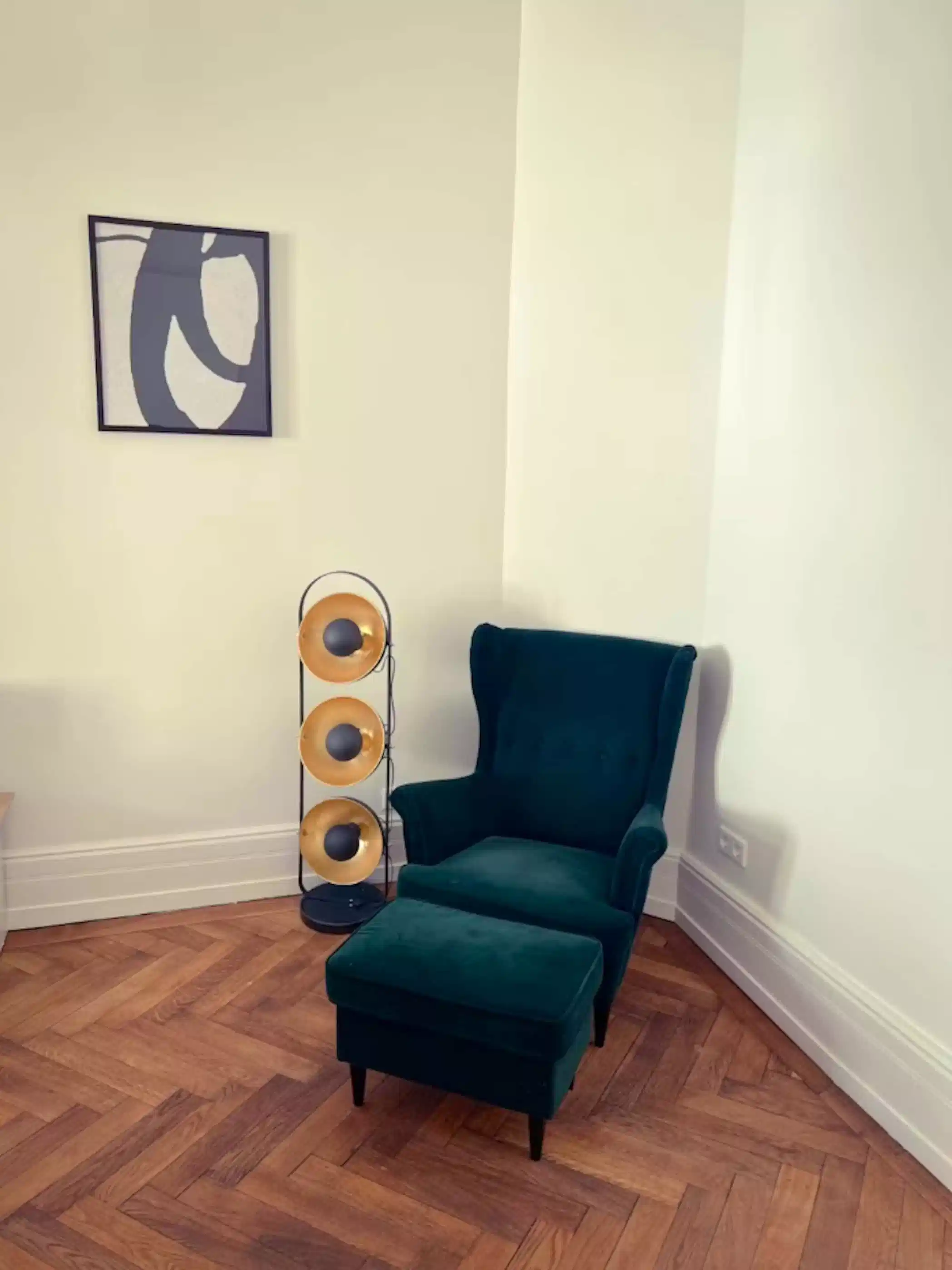 Exterior?w=400&h=260&fit=crop&q=40&auto=format&trim=auto