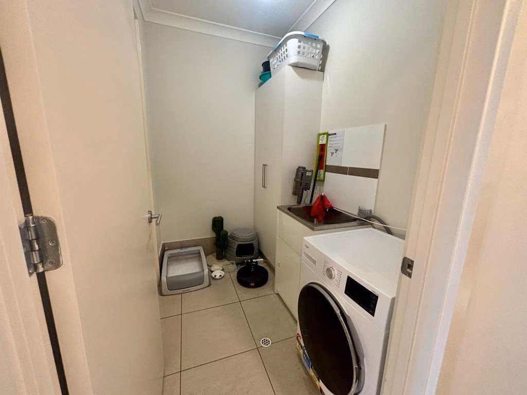 Room in a 5 Bedroom Apartment, 2/1A Pedlar Street, Seaton, City of Charles Sturt, 5023 (Room 3) - Adelaide, South Australia, Australia - Room 2 - Amenities