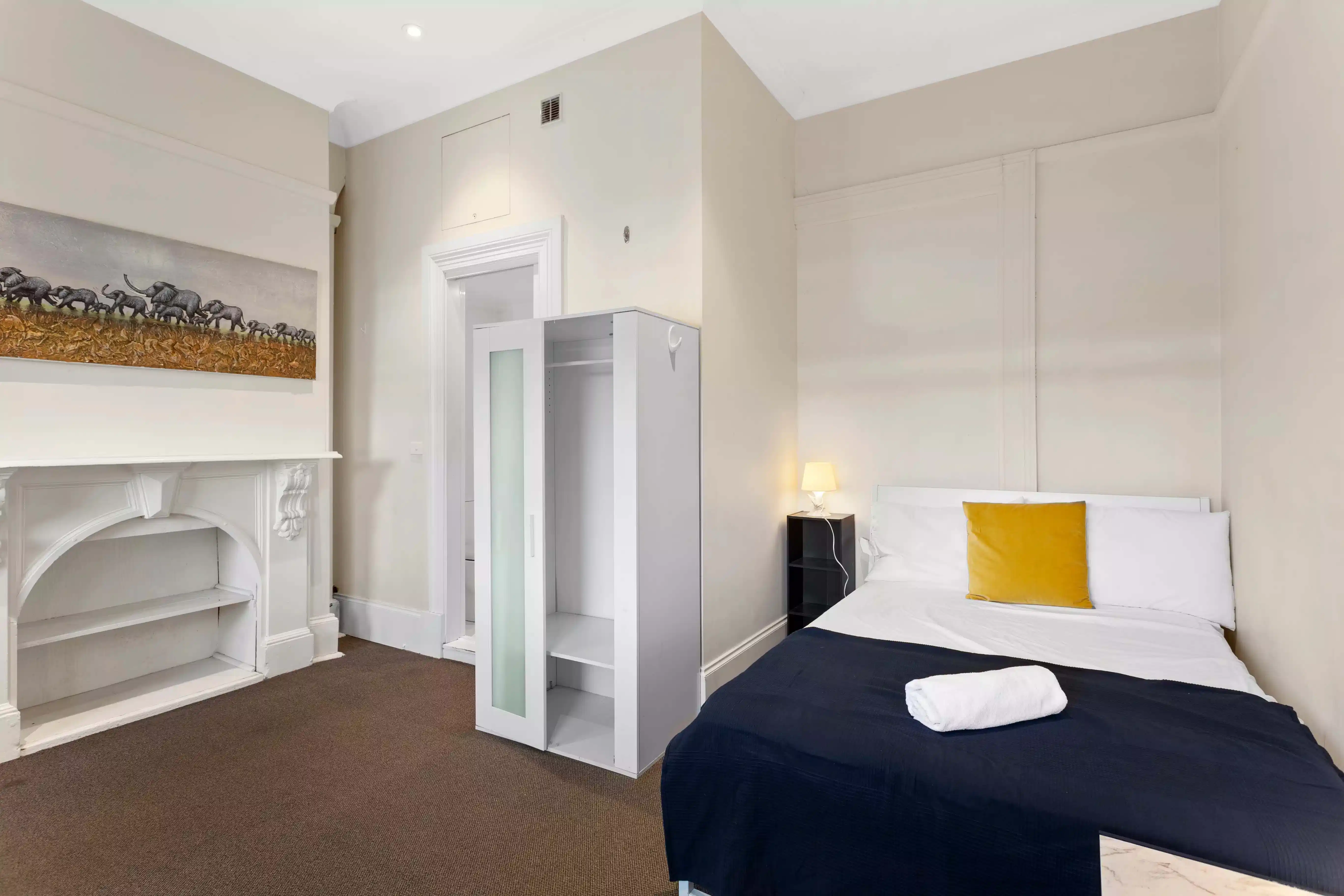 Amenities?w=400&h=260&fit=crop&q=40&auto=format&trim=auto