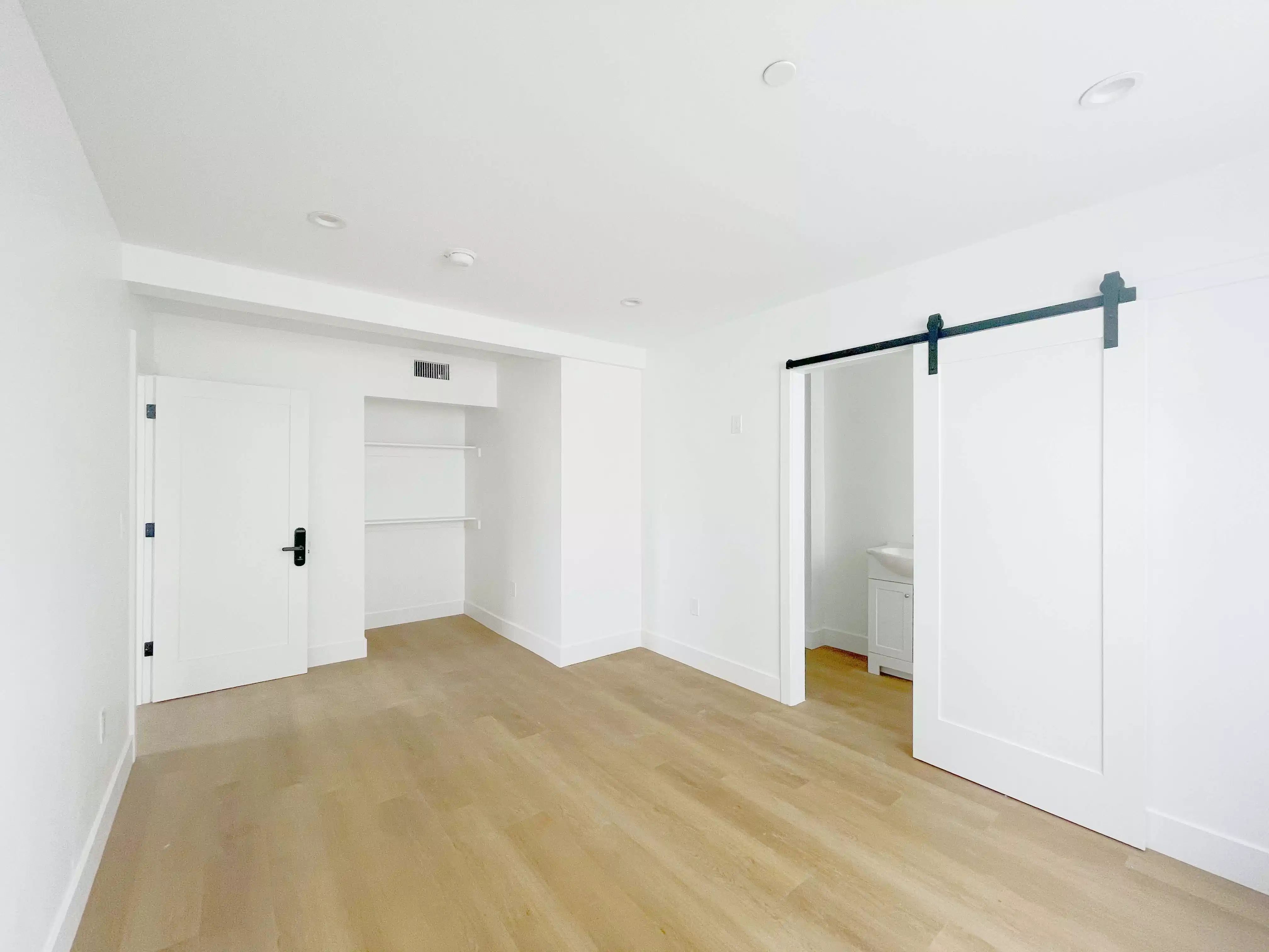 Room?w=400&h=260&fit=crop&q=40&auto=format&trim=auto