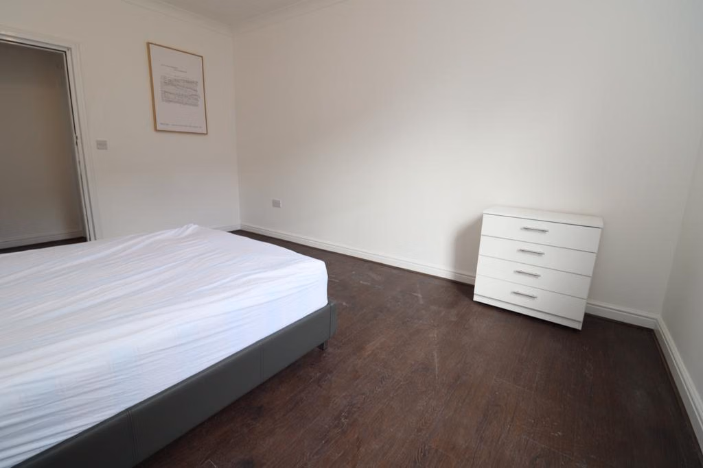 Room in a 5 Bedroom Apartment, Brixton Hill, London, SW2 1AA - London, England, United Kingdom - Bright double bedroom near Brockwell Park - Bedroom