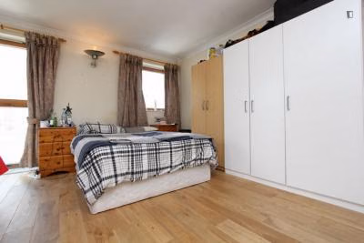 Room in a 3 Bedroom Apartment, Marsh Wall, London, E14 9SG - London, England, United Kingdom - Bedroom 1  - Bedroom