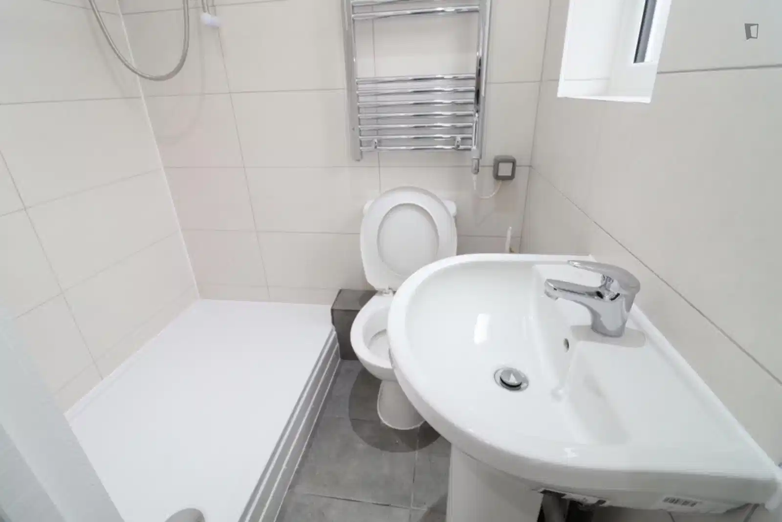 Room in a 6 Bedroom Apartment, Deronda Rd, London, SE24 9BQ - London, England, United Kingdom - Bedroom 2 - Bathroom