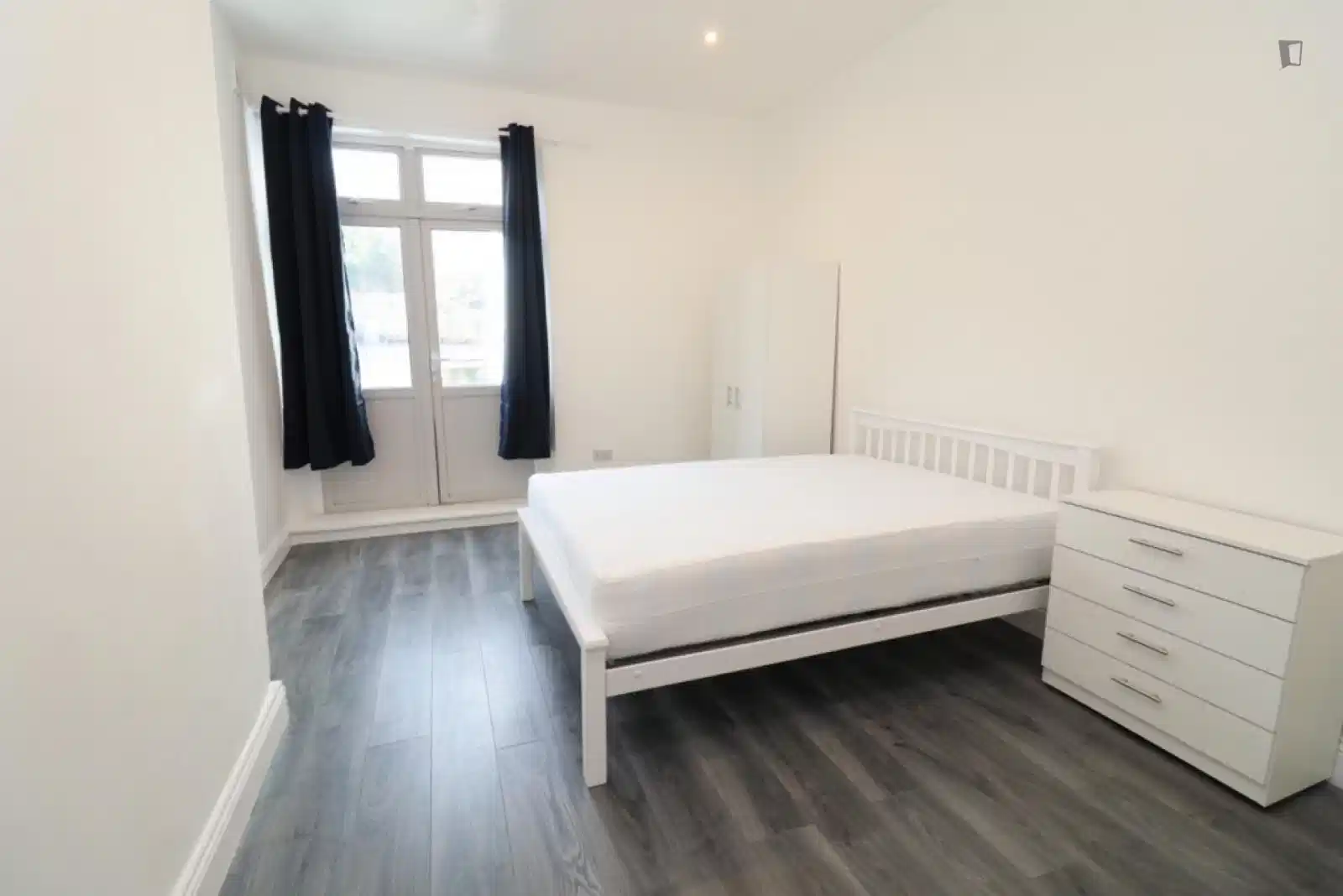 Bedroom 6 - Bathroom?w=400&h=260&fit=crop&q=40&auto=format&trim=auto