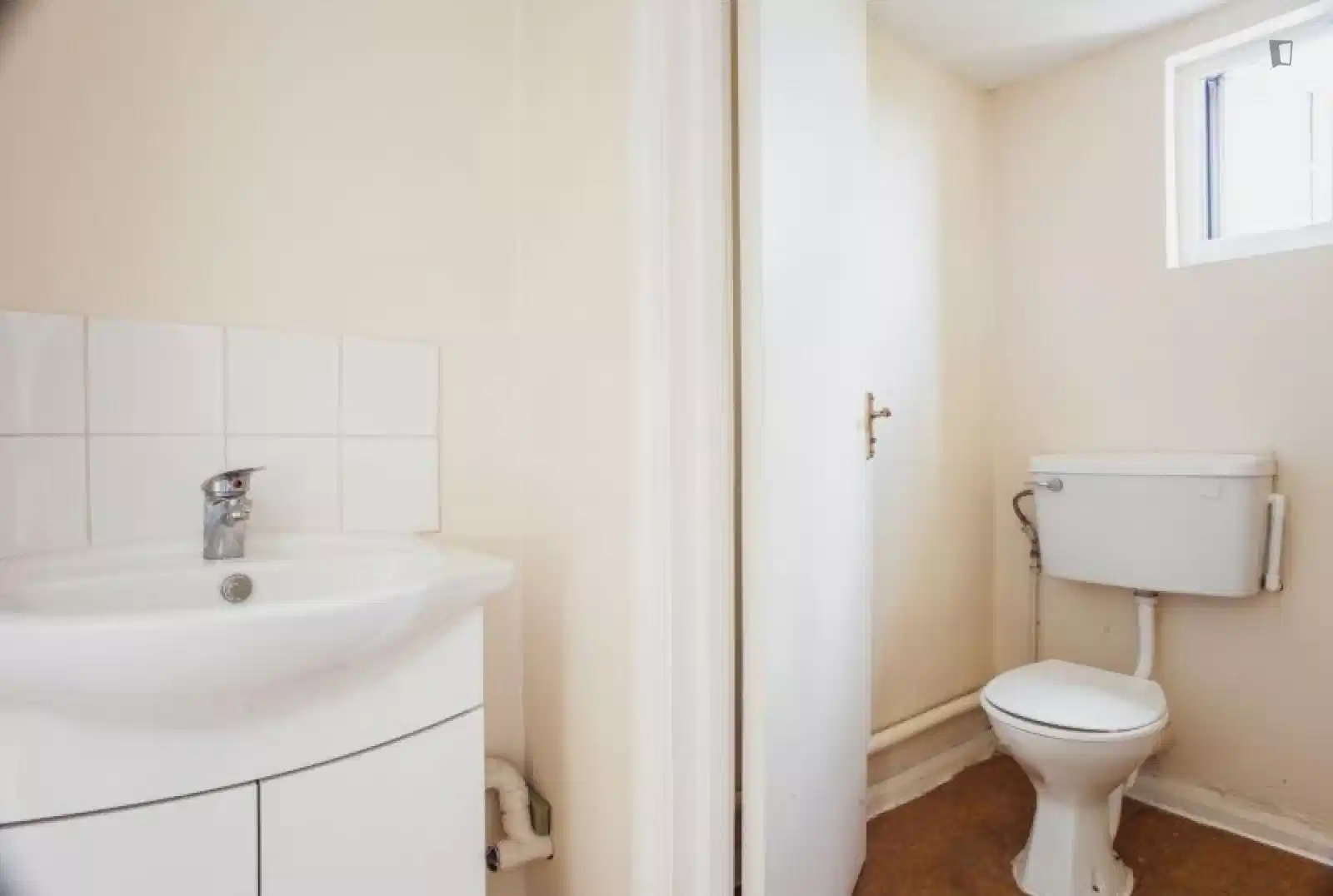 Room in a 9 Bedroom Apartment, Kilburn High Rd, London, NW6 7JN - London, England, United Kingdom - Bedroom 3 - Bathroom