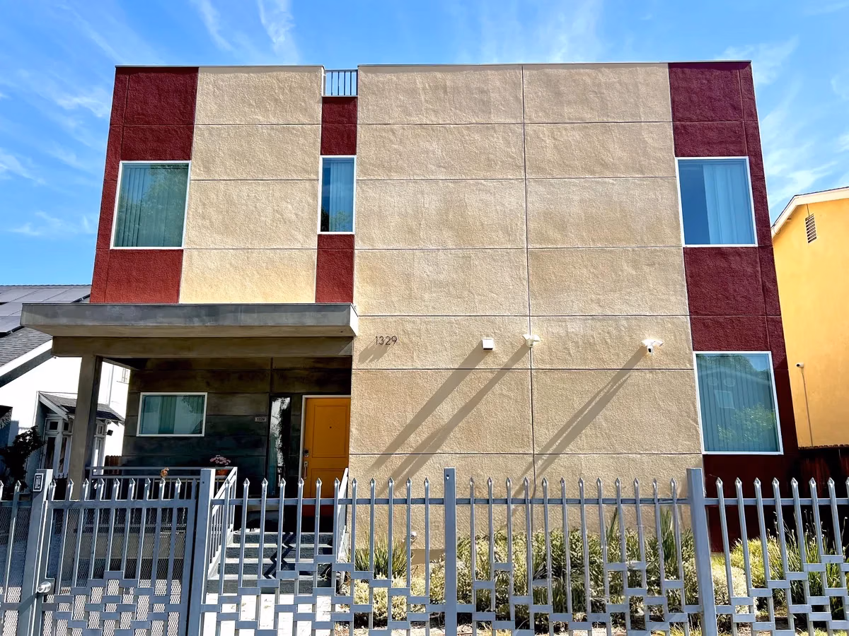 Common Area?w=400&h=260&fit=crop&q=40&auto=format&trim=auto