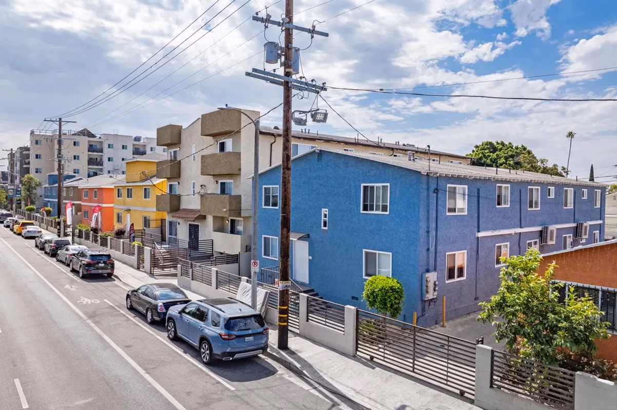 Exterior?w=400&h=260&fit=crop&q=40&auto=format&trim=auto
