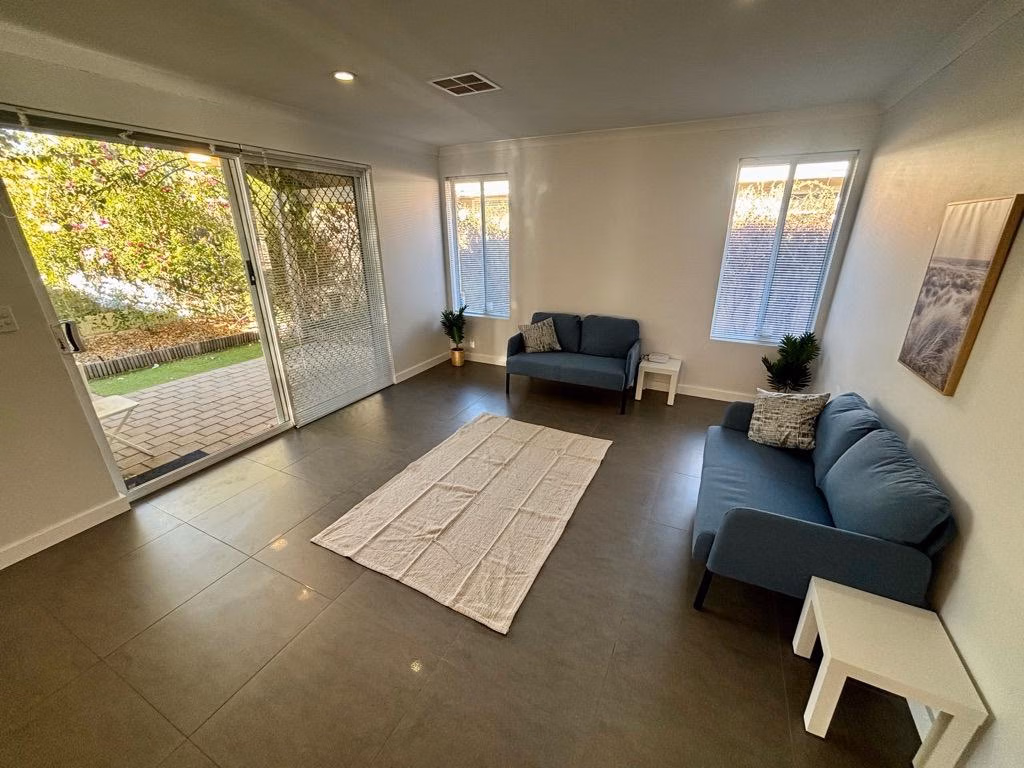 Kitchen?w=400&h=260&fit=crop&q=40&auto=format&trim=auto