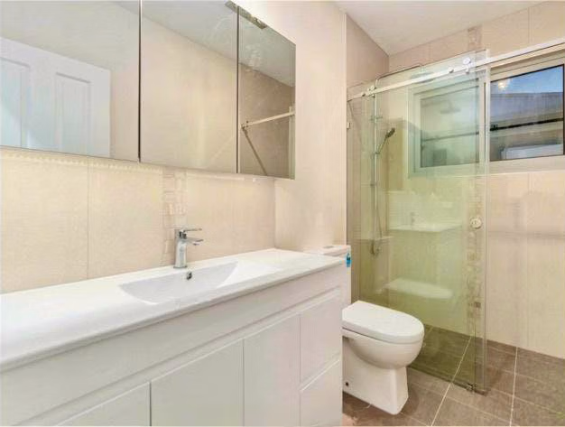 Exterior?w=400&h=260&fit=crop&q=40&auto=format&trim=auto