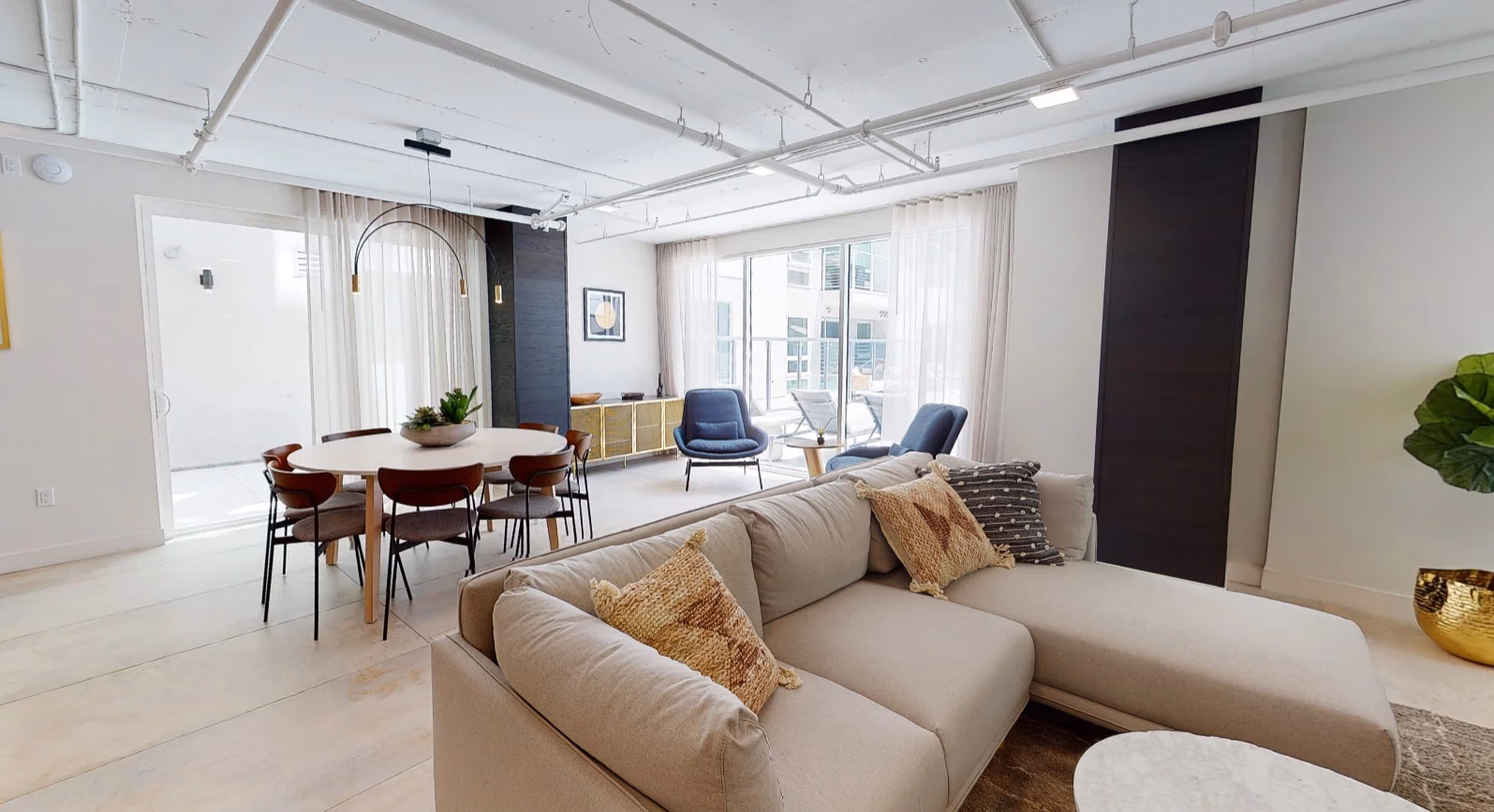 Amenities?w=400&h=260&fit=crop&q=40&auto=format&trim=auto