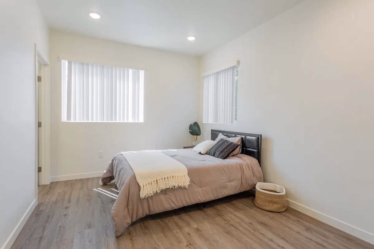 Exterior?w=400&h=260&fit=crop&q=40&auto=format&trim=auto