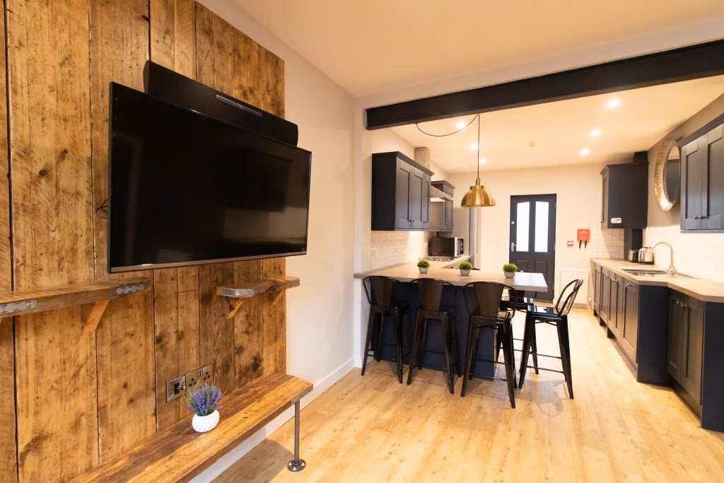 Common Area?w=400&h=260&fit=crop&q=40&auto=format&trim=auto