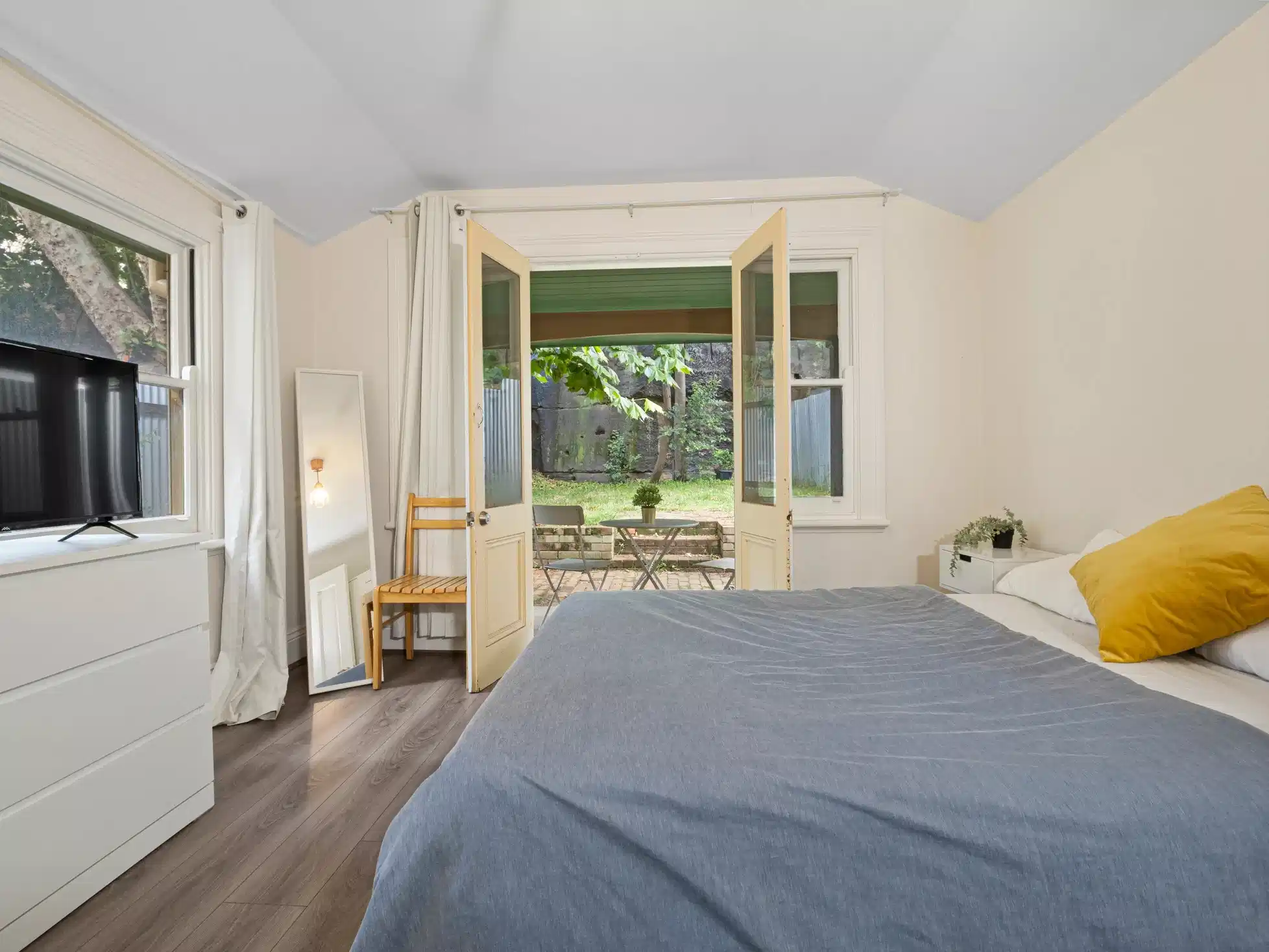 Exterior?w=400&h=260&fit=crop&q=40&auto=format&trim=auto