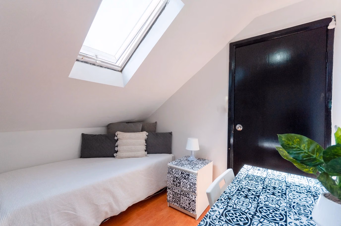 Amenities?w=400&h=260&fit=crop&q=40&auto=format&trim=auto