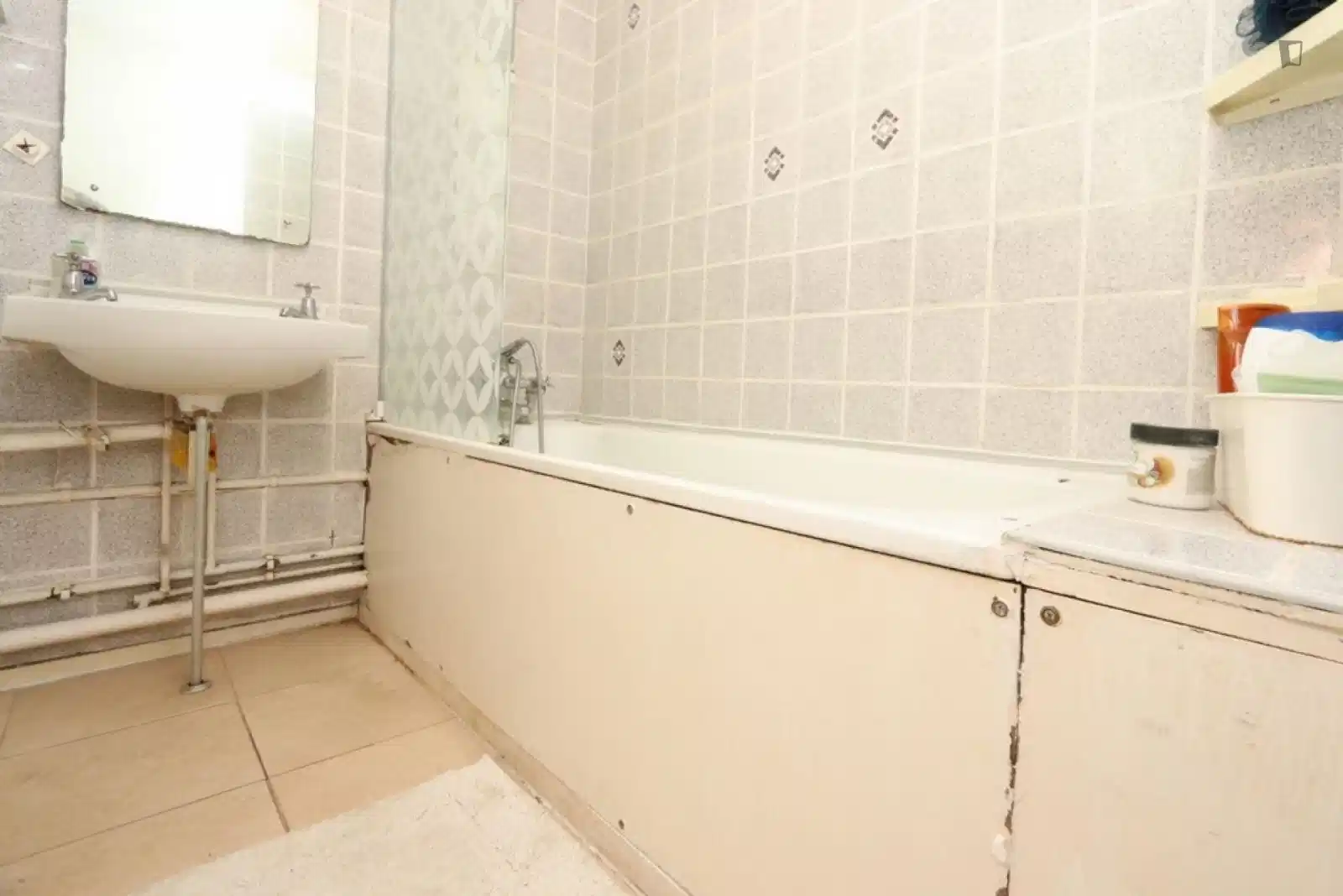 Room in a 4 Bedroom Apartment, Campbell Rd, London, E3 4DP - London, England, United Kingdom - Bedroom 1  - Bathroom