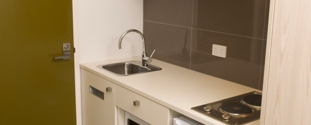Bathroom?w=400&h=260&fit=crop&q=40&auto=format&trim=auto