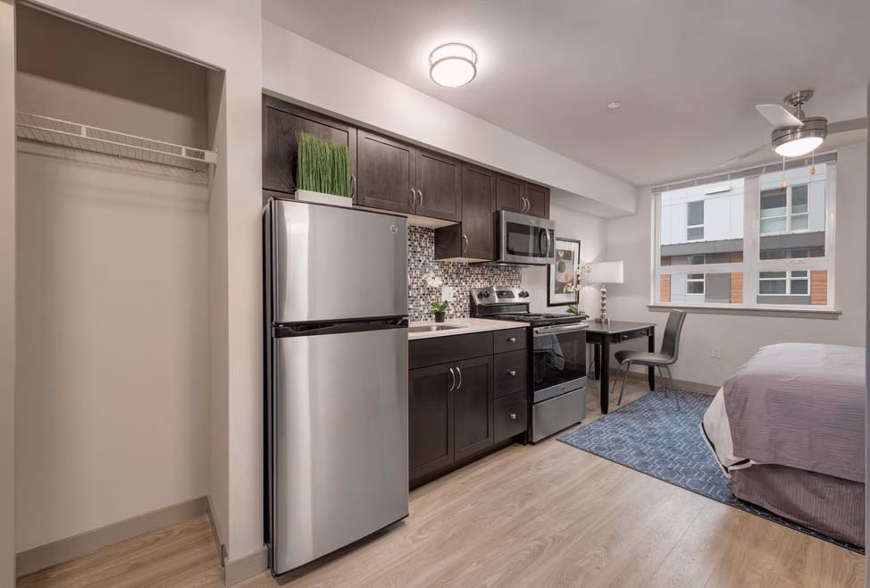 Exterior?w=400&h=260&fit=crop&q=40&auto=format&trim=auto