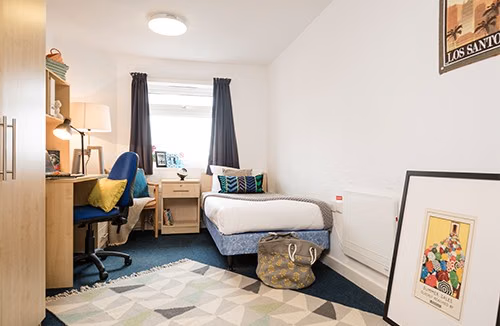 Bathroom?w=400&h=260&fit=crop&q=40&auto=format&trim=auto