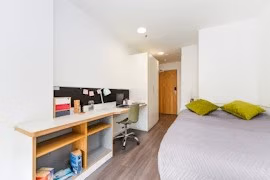 Exterior?w=400&h=260&fit=crop&q=40&auto=format&trim=auto