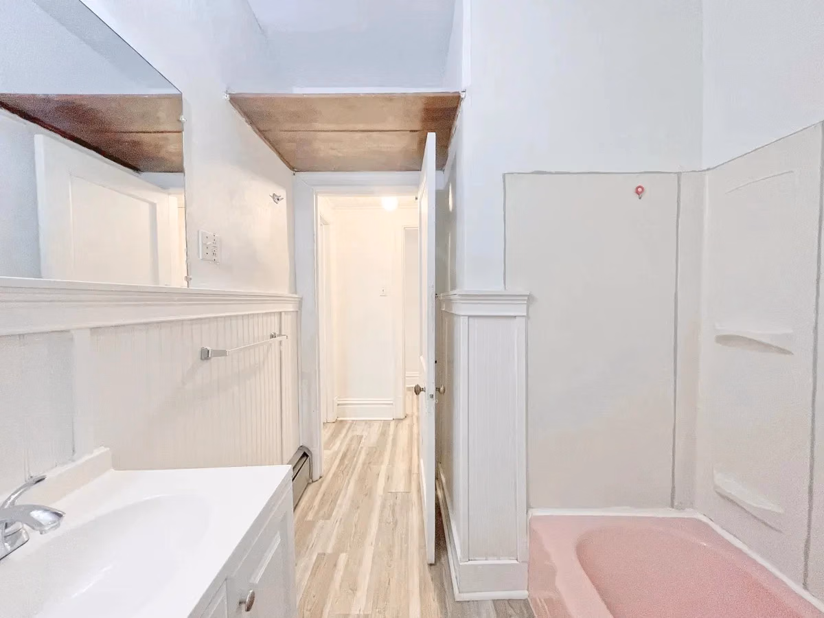 5801 Douglas St, Pittsburgh - Pittsburgh, Pennsylvania, United States - Bathroom