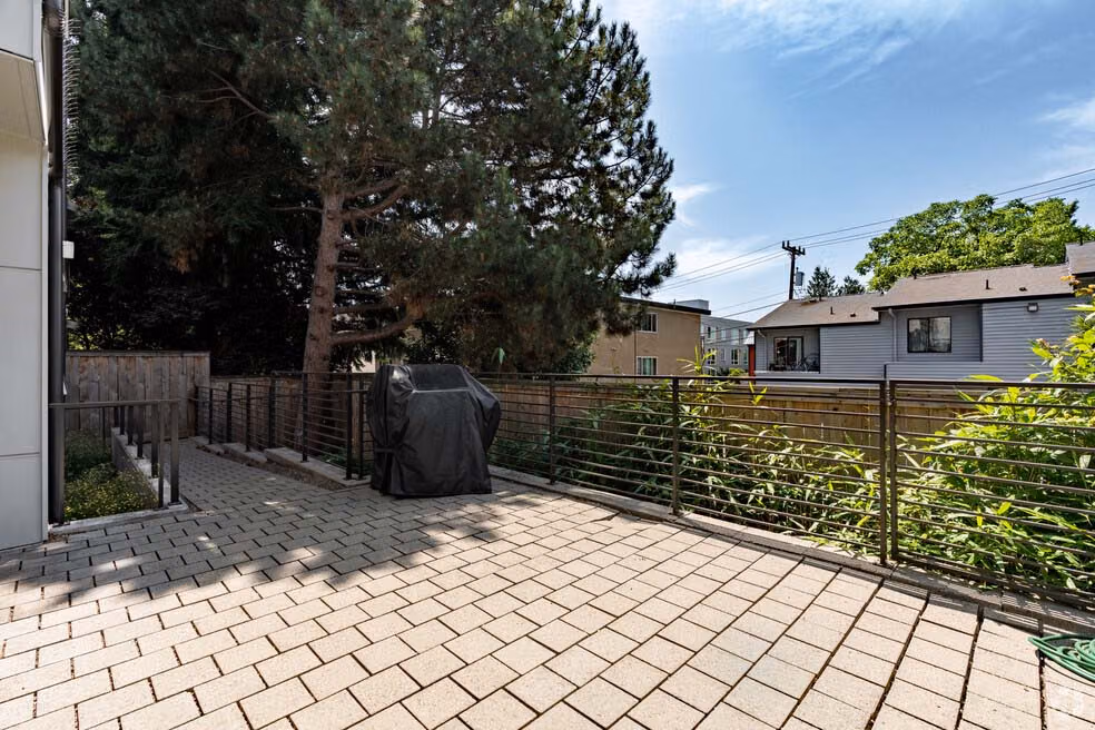 Exterior?w=400&h=260&fit=crop&q=40&auto=format&trim=auto
