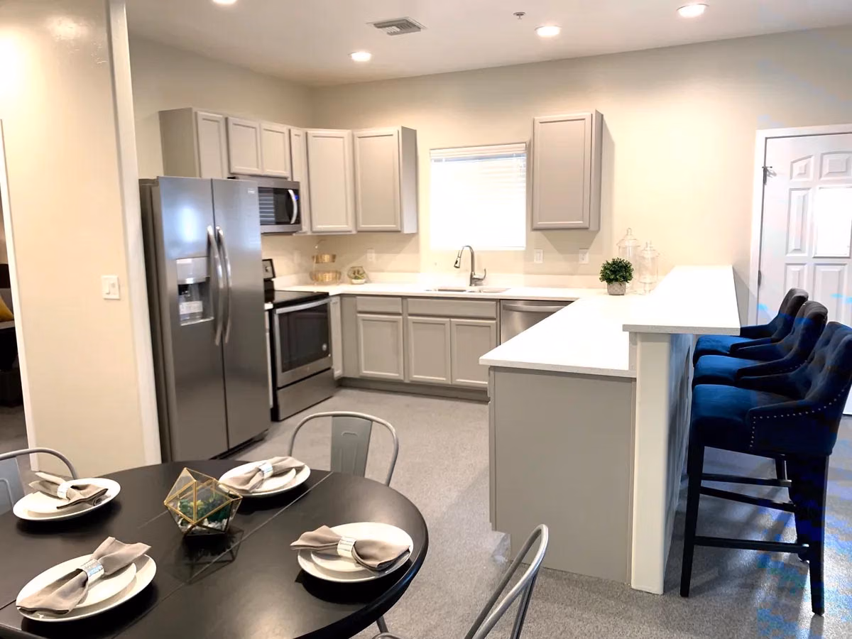 Exterior?w=400&h=260&fit=crop&q=40&auto=format&trim=auto