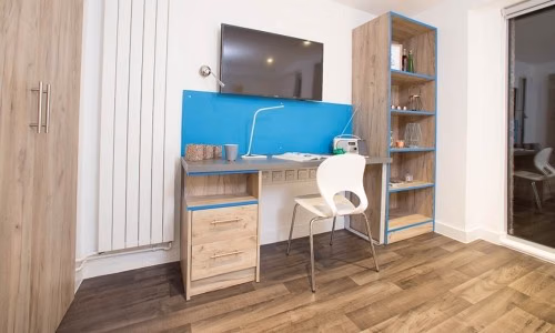 Exterior?w=400&h=260&fit=crop&q=40&auto=format&trim=auto