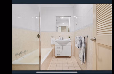 Common Area?w=400&h=260&fit=crop&q=40&auto=format&trim=auto