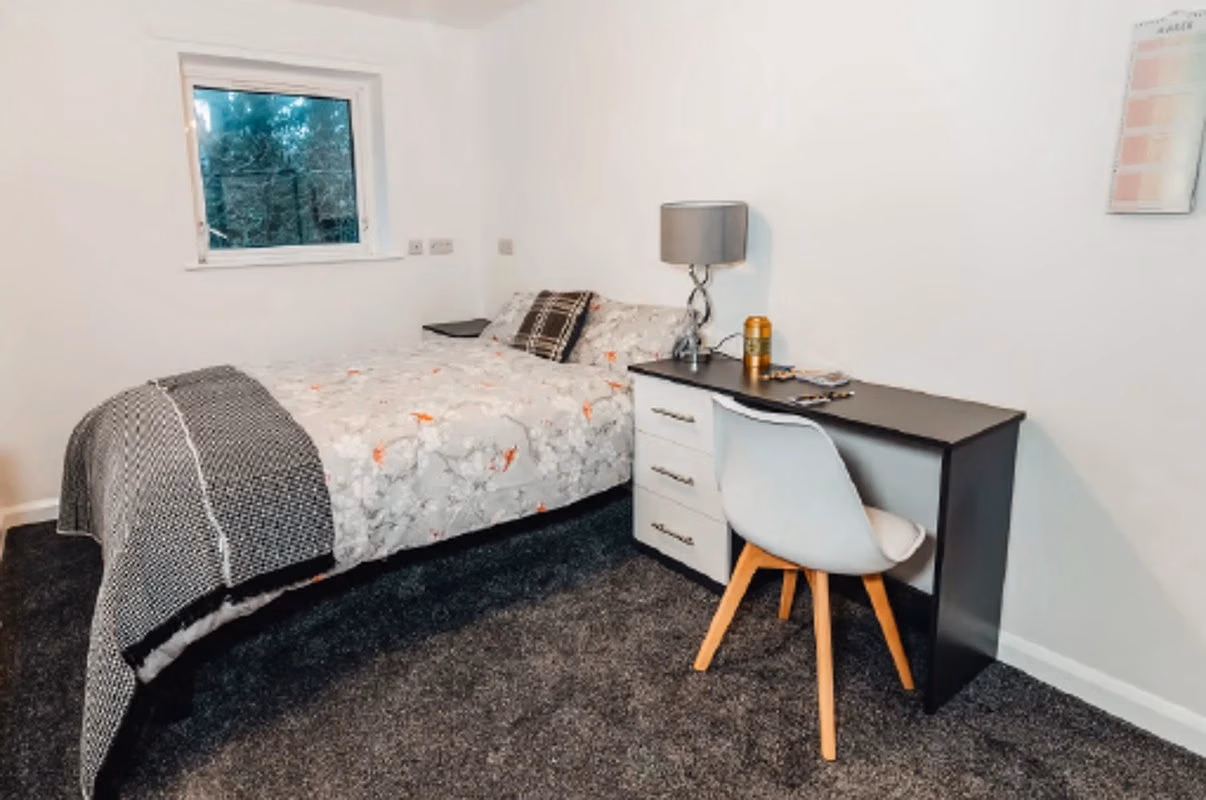 Common Area?w=400&h=260&fit=crop&q=40&auto=format&trim=auto