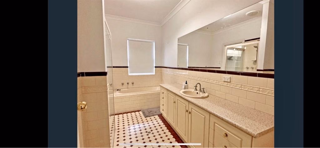 Exterior?w=400&h=260&fit=crop&q=40&auto=format&trim=auto