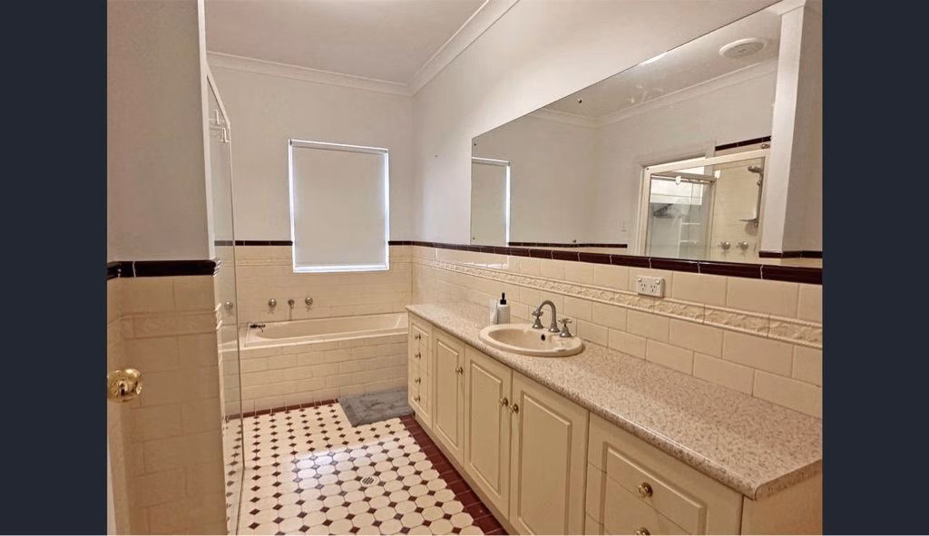 Exterior?w=400&h=260&fit=crop&q=40&auto=format&trim=auto