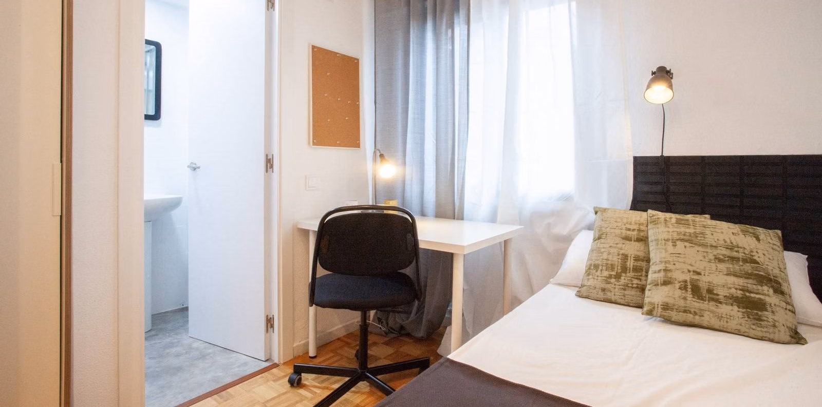 Amenities?w=400&h=260&fit=crop&q=40&auto=format&trim=auto