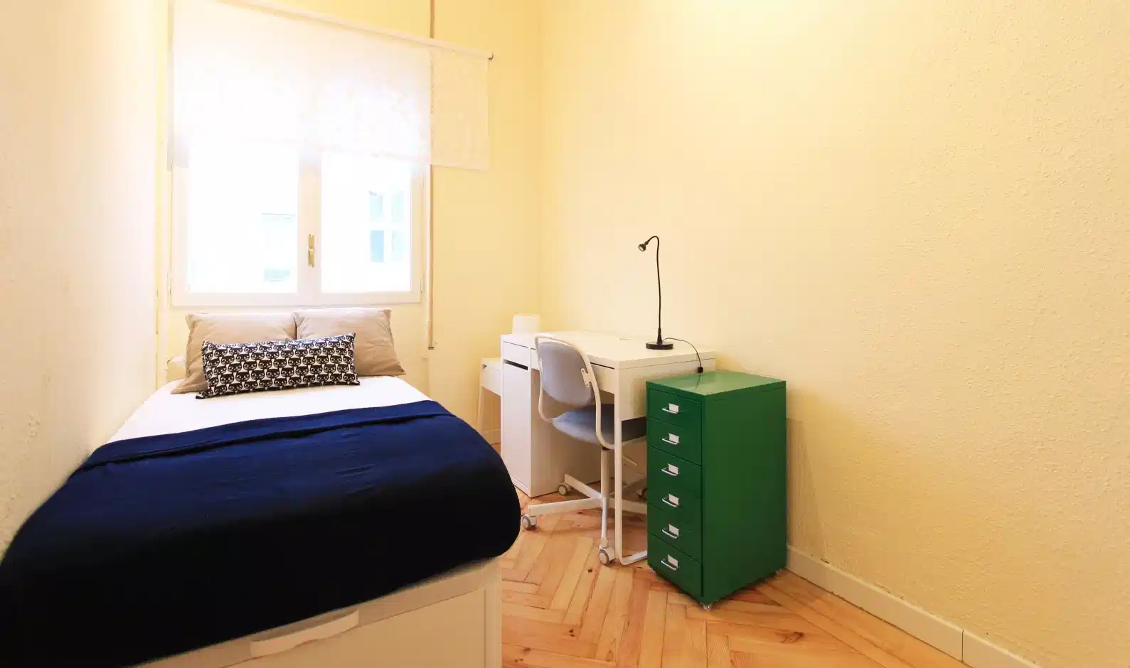 Bathroom?w=400&h=260&fit=crop&q=40&auto=format&trim=auto