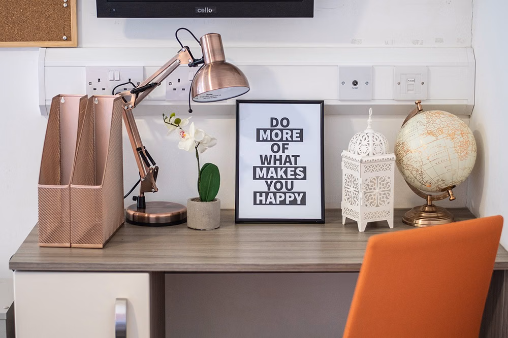 Exterior?w=400&h=260&fit=crop&q=40&auto=format&trim=auto