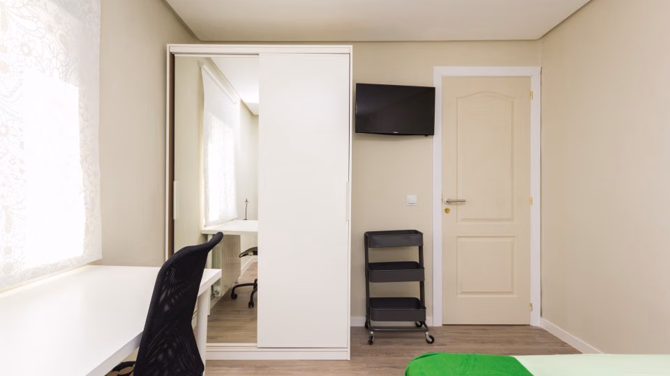 Common Area?w=400&h=260&fit=crop&q=40&auto=format&trim=auto