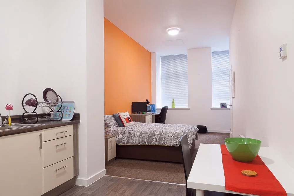 Common Area?w=400&h=260&fit=crop&q=40&auto=format&trim=auto