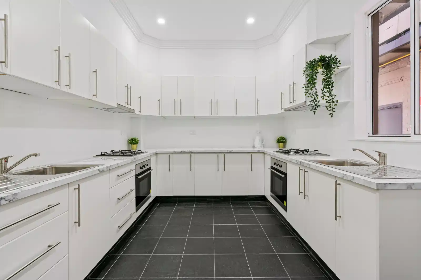 Kitchen?w=400&h=260&fit=crop&q=40&auto=format&trim=auto