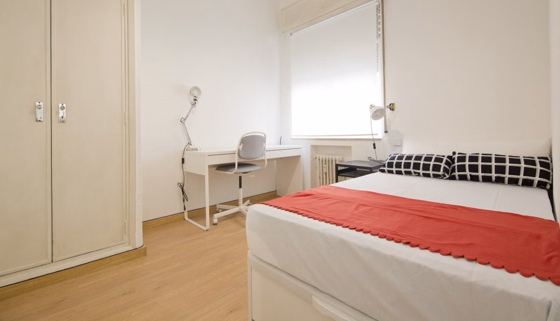 Bathroom?w=400&h=260&fit=crop&q=40&auto=format&trim=auto