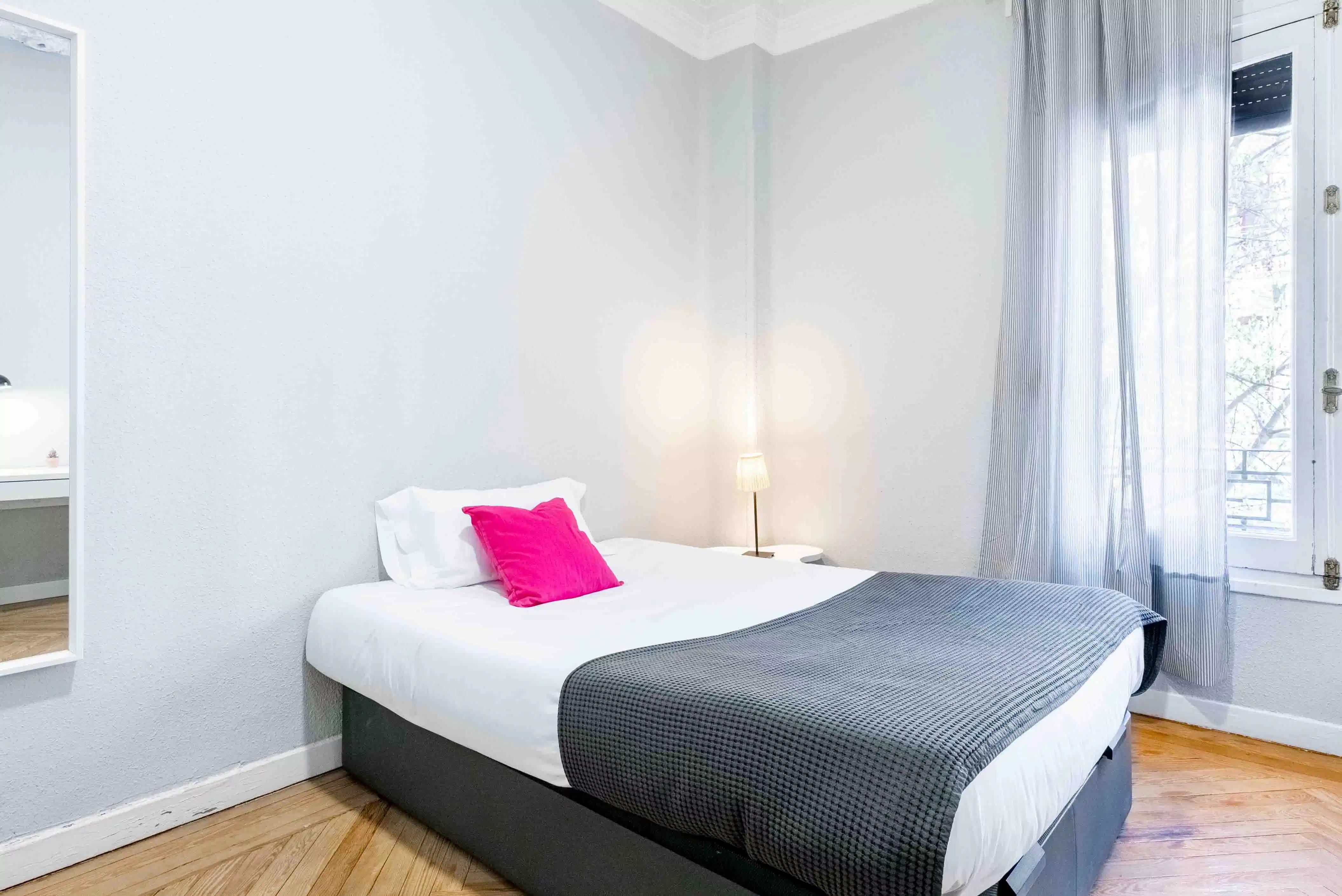 Bathroom?w=400&h=260&fit=crop&q=40&auto=format&trim=auto