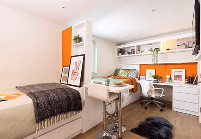 Exterior?w=400&h=260&fit=crop&q=40&auto=format&trim=auto