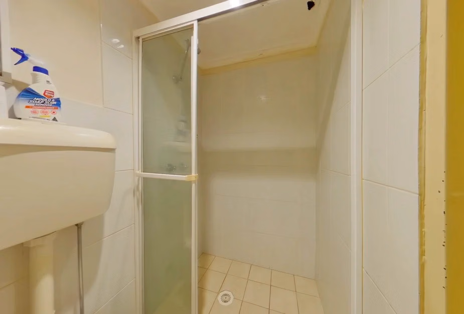 Exterior?w=400&h=260&fit=crop&q=40&auto=format&trim=auto